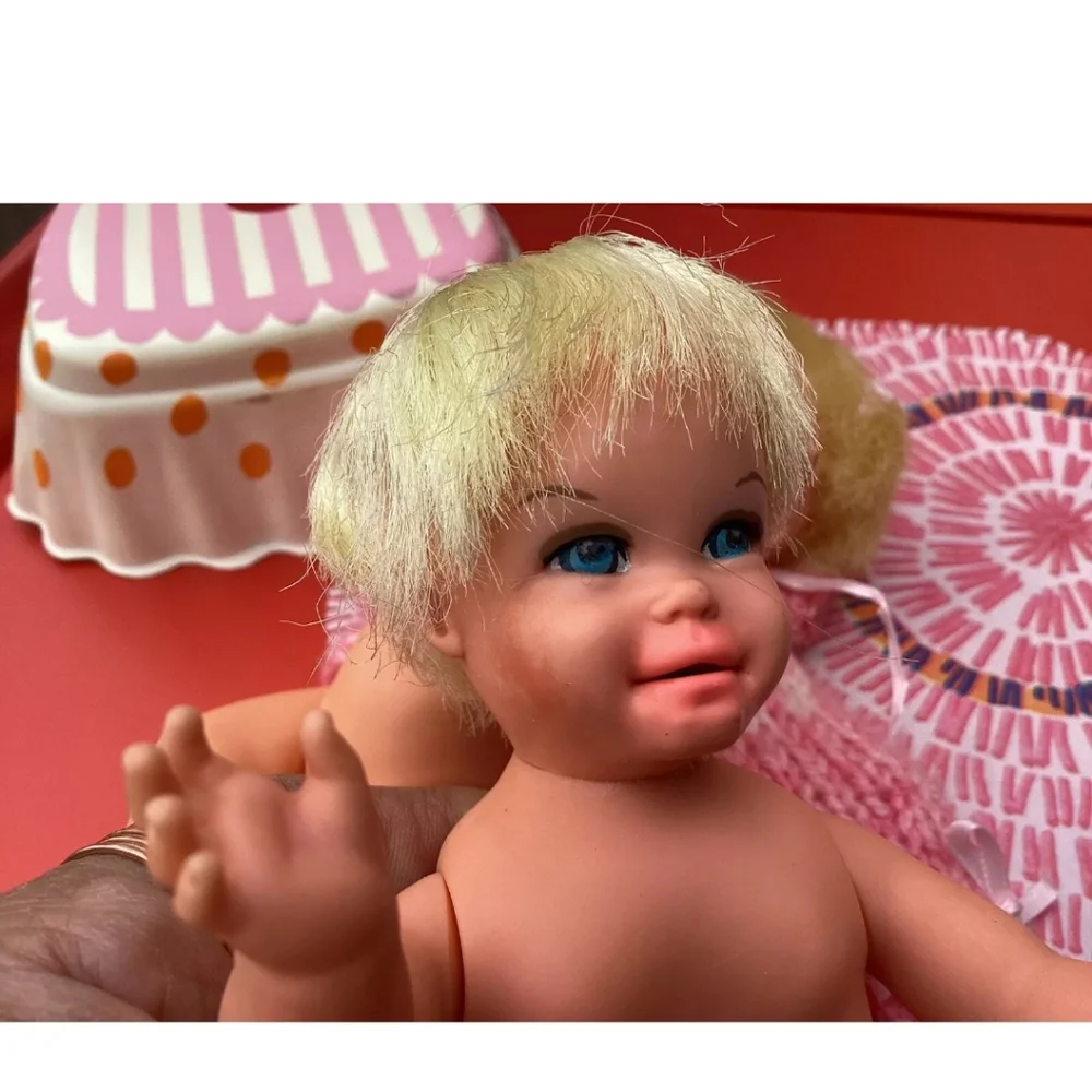 Mattel Cheerful and Tearful nursery/carrying case playset with two dolls bed. - Picture 10 of 16